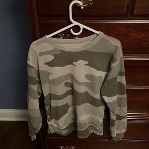 abercrombie and fitch crewneck with buttons on the bottom